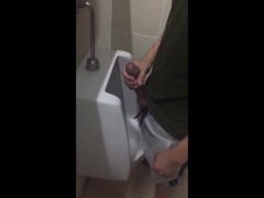 Slender Collge Kid blinkt MASSIV Hahn im Urinal