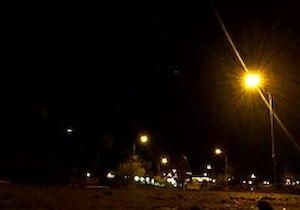 Nackt auf der Straße in der Nacht