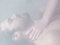 Man wird von sexy Vampirin in der Dusche überrascht