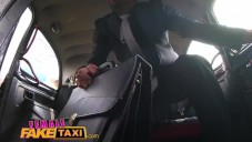 Female Fake Taxi Heist macht sexy Fahrer geil für einen guten Fick im Taxi