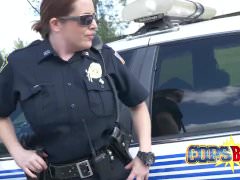 Freche Polizistinnen unterrichten mit ihren Hintern