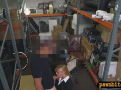 Sexy blonde MILF im Lagerraum eines Pfandhauses gebohrt