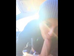 Junger Kerl saugt Hahn und schluckt beim Fahren