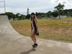 Brazilian Hot Tenn spielt mit ihrem Spielzeug in einem öffentlichen Skate Park & ​​Burns Weed