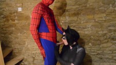 Vollbusige Cosplay Catwoman nimmt spiderman web
