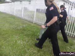Weibliche Polizisten können nicht doggystyle von einem riesigen schwarzen Fleisch widerstehen