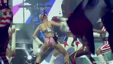 Miley Cyrus zeigt ihren schlanken Körper mit riesigem Dildo auf einer Bühne