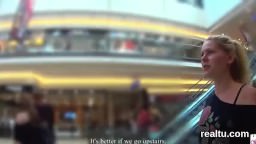Hinreißende tschechische Nymphomanin wird in der Mall gehänselt und in pov gepflügt