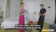 Fake Cop Polizist fickt pigtailed allein zu Hause Dame