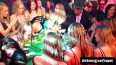 Bitches nehmen Schwänze auf Casino Party