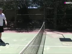 Redhead Teenie verschraubt von Tennis-Trainer in offenen Feldern