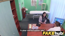 Gefälschte Krankenhaus Frisky rasierte Muschi Russische Babe liebt Docs Schwanz
