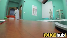 Gefälschtes Krankenhaus Geiler Arzt bekommt eine frisch rasierte petite Teen Pussy zu ficken