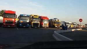 Hure in Bildern von Truckern aufgenommen