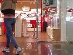 russischer Arsch zu Fuß in der Mall